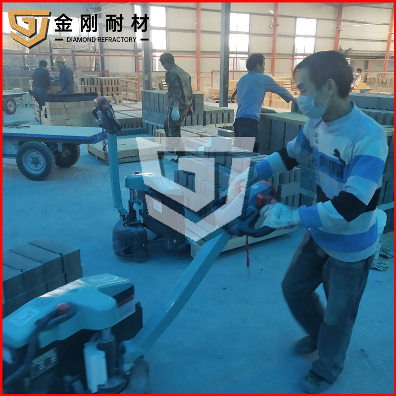 山東香蕉视频入口污耐火材料（liào）有限公司耐火磚（zhuān）發貨展示（shì）