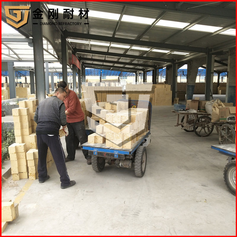 山東香蕉视频入口污耐火材料有限公司耐火磚發貨展示